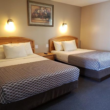 Lamplighter Inn Three Hills Екстериор снимка