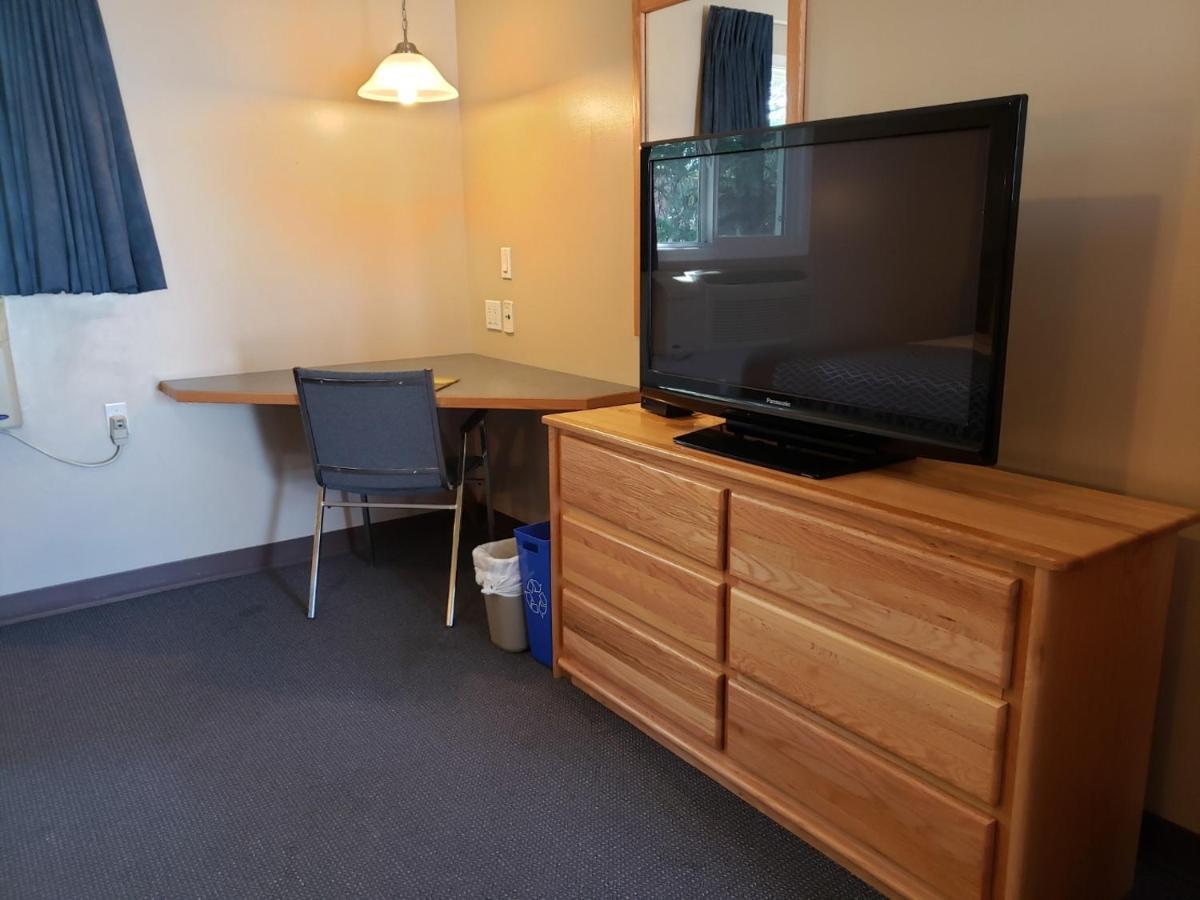 Lamplighter Inn Three Hills Екстериор снимка