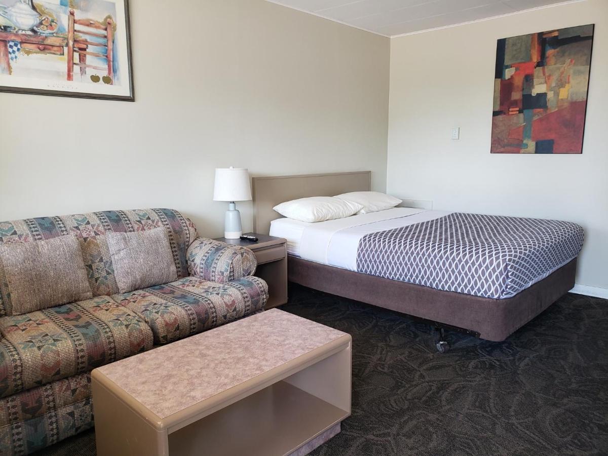 Lamplighter Inn Three Hills Екстериор снимка