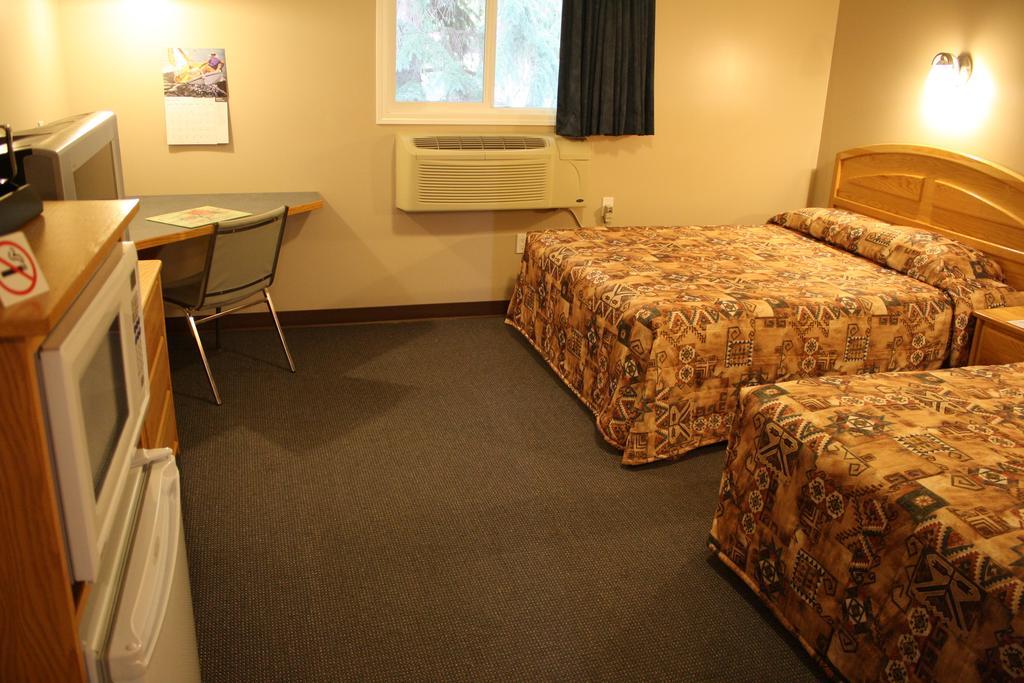 Lamplighter Inn Three Hills Стая снимка