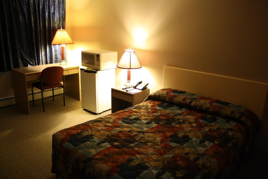 Lamplighter Inn Three Hills Стая снимка