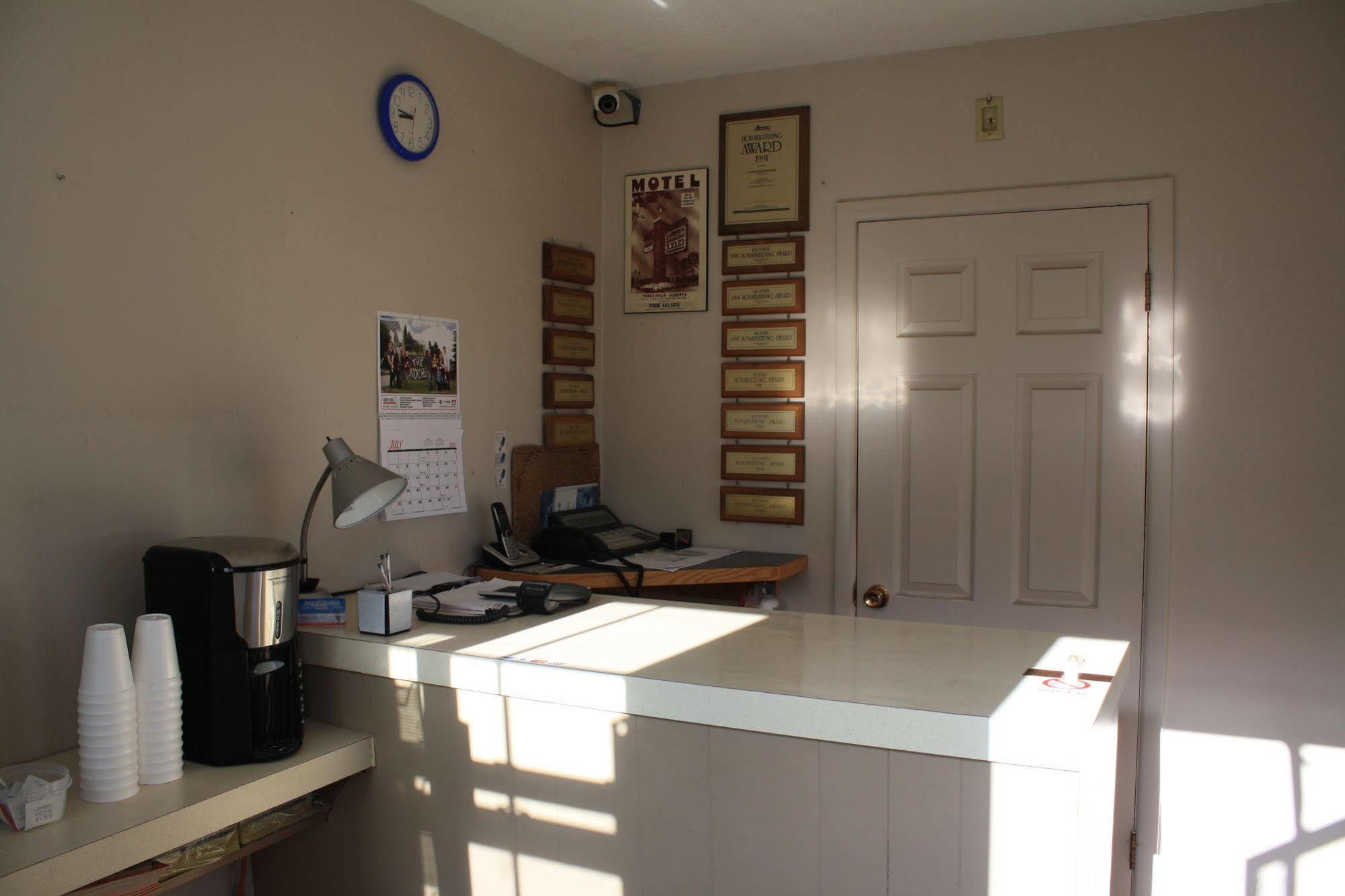 Lamplighter Inn Three Hills Екстериор снимка